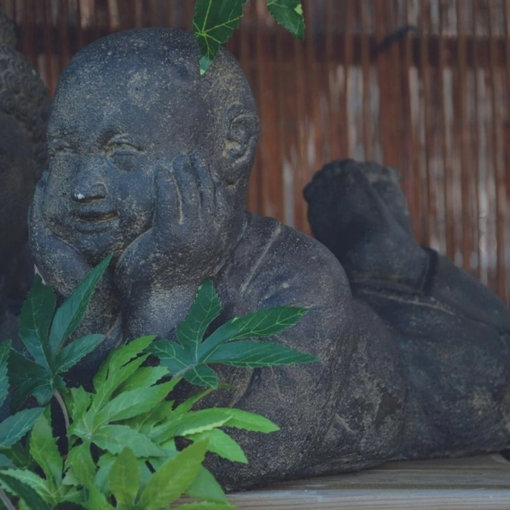 Statue Jardin Moine Bouddhiste Couché H.40 Cm - Gris Anthracite 40 Cm 2 Statue Jardin Moine Bouddhiste Couché H.40 Cm - Gris Anthracite 40 Cm – Image 2