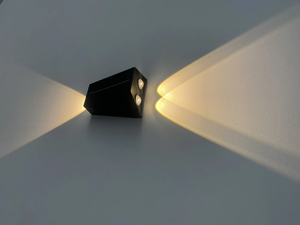 Applique Solaire Triangulaire 2 Faisceaux : 1 Up & 1 Down - Blanc Chaud 3000°k 150lm - Bf Light 4 Applique Solaire Triangulaire 2 Faisceaux : 1 Up & 1 Down - Blanc Chaud 3000°k 150lm - Bf Light – Image 4