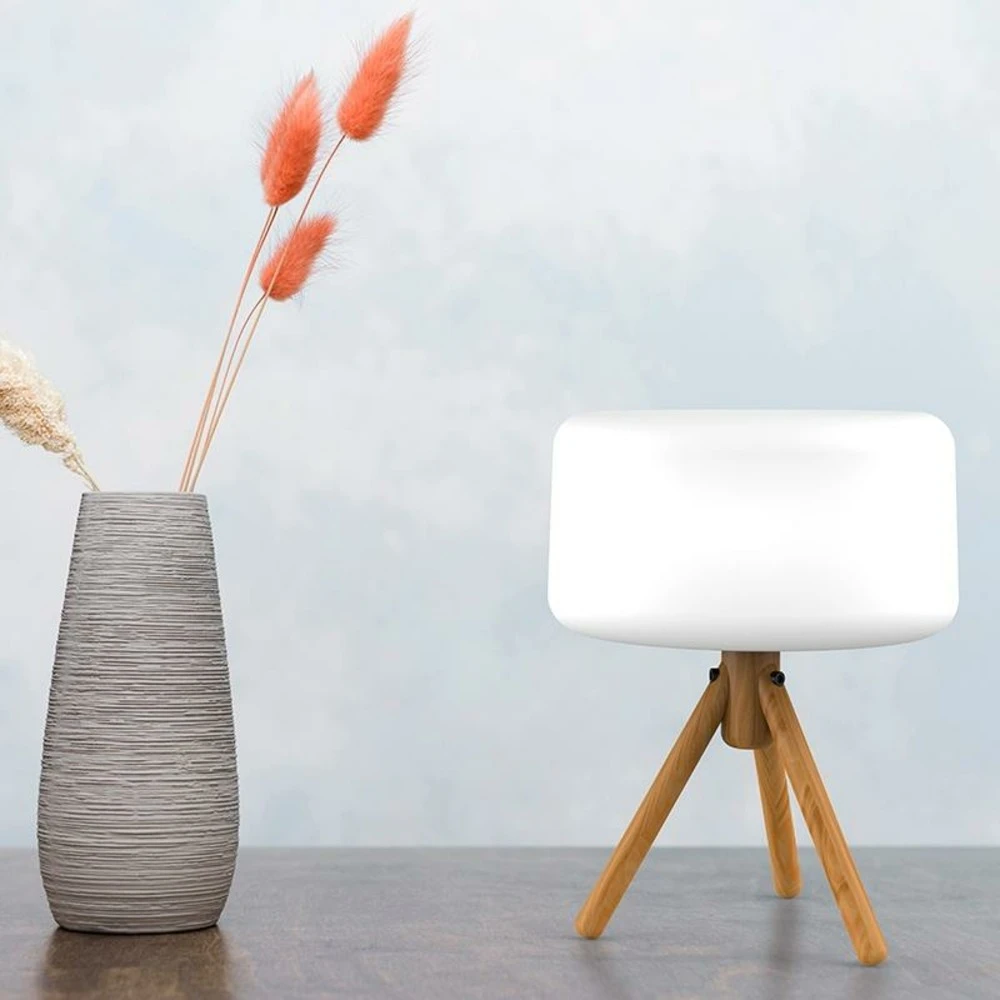Lampe De Table Chloe 35 Trépied En Bois Batterie Rechargeable Led Rgb Avec Télécommande Hauteur 36cm 2 Lampe De Table Chloe 35 Trépied En Bois Batterie Rechargeable Led Rgb Avec Télécommande Hauteur 36cm – Image 2