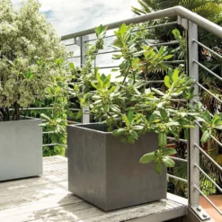 Pot Carré Millenium En Plastique Anthracite L.39 X L.39 X H.39cm 9 Pot Carré Millenium En Plastique Anthracite L.39 X L.39 X H.39cm -Konst Decor Magasin 694232 012