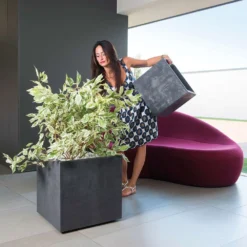 Pot Cube Millenium Plastique Réserve D'eau & Roulettes Anthracite 49cm 12 Pot Cube Millenium Plastique Réserve D'eau & Roulettes Anthracite 49cm -Konst Decor Magasin 814656 011